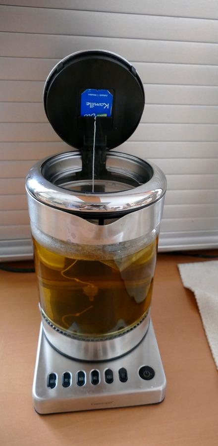 Tee + kochendes Wasser in einem