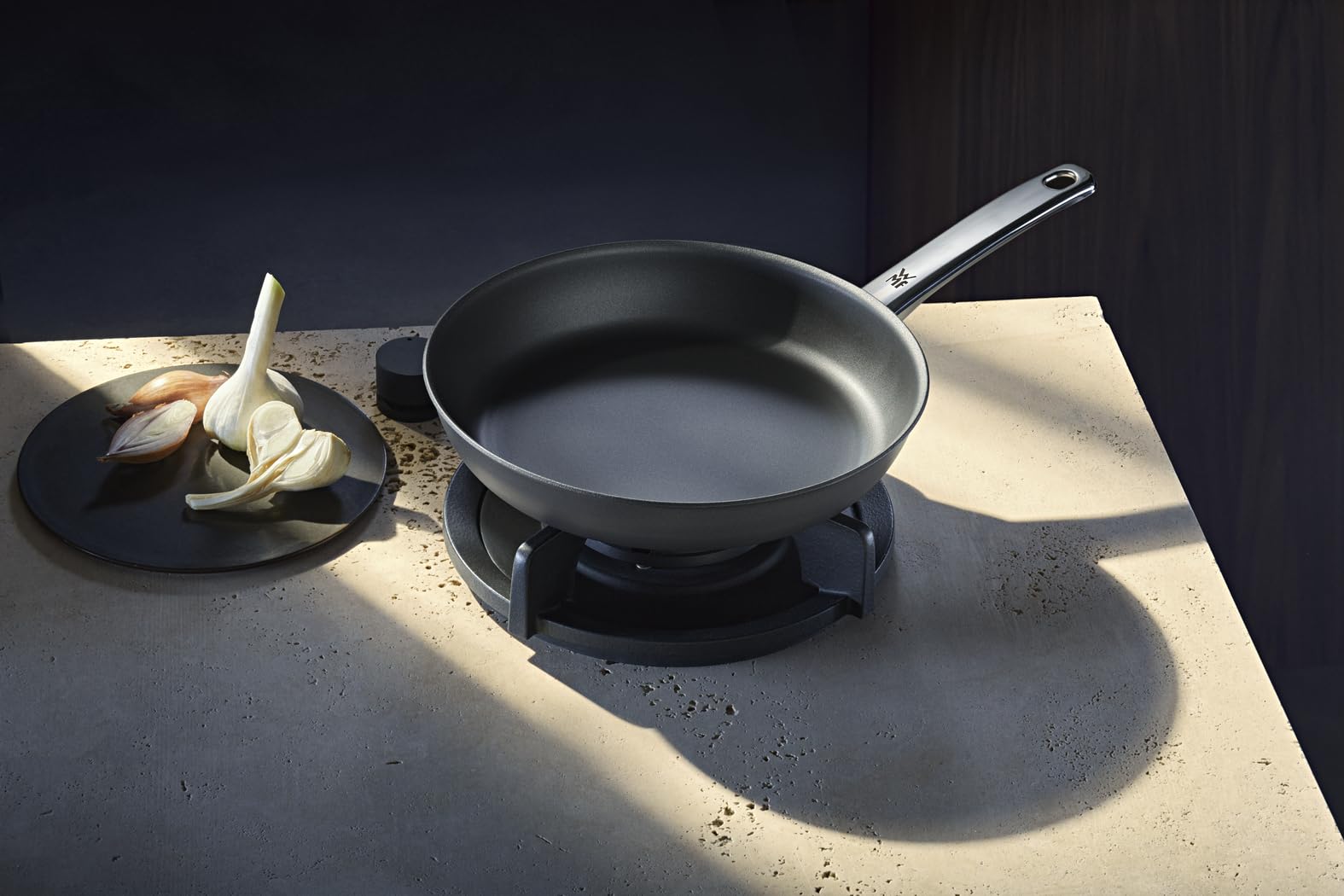 wmf-steak-profi-bratpfanne-24-cm-steakpfanne-aus-mehrschichtmaterial-mit-duraqua image 2