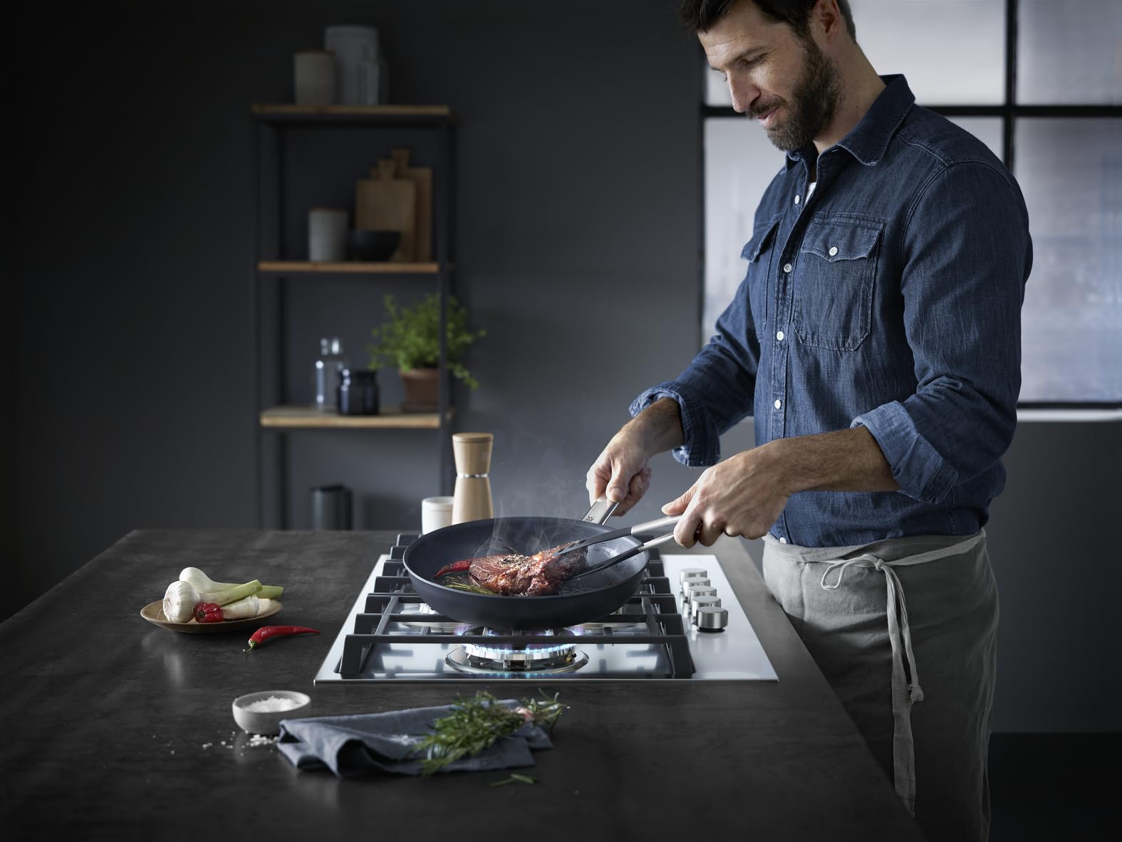 wmf-steak-profi-bratpfanne-24-cm-steakpfanne-aus-mehrschichtmaterial-mit-duraqua image 5