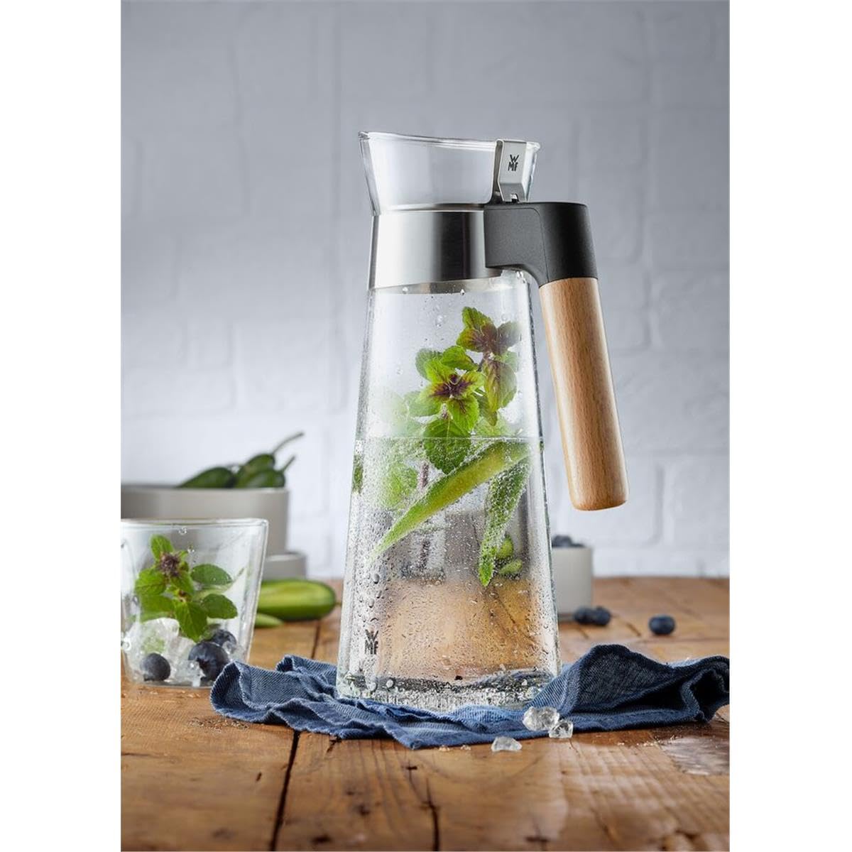 wmf-kineo-wasserkaraffe-1-liter-glaskaraffe-mit-sieb-holzgriff-spritz-und-tropff image 6