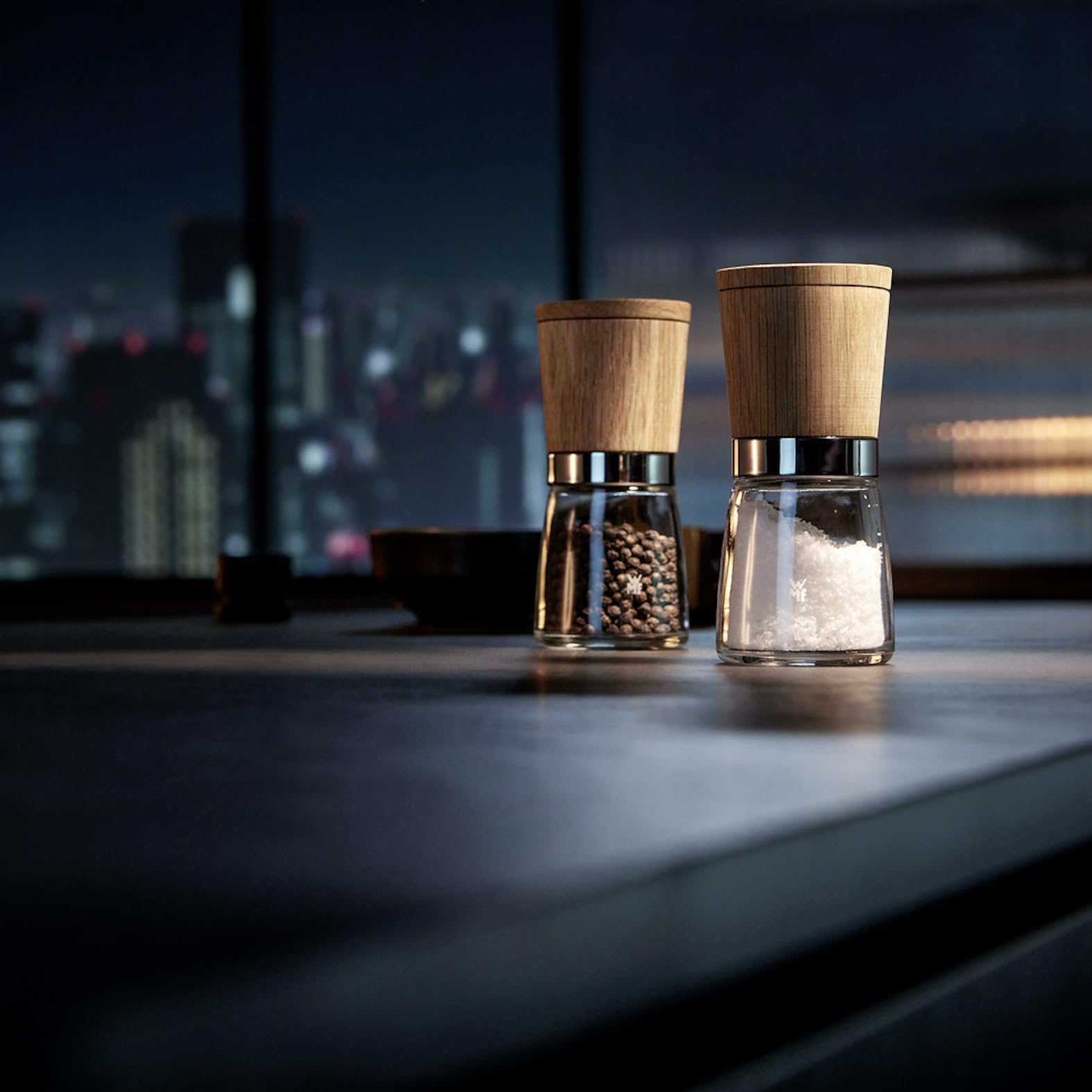 wmf-ceramill-nature-salz-und-pfefferm-hlenset-2-teilig-eichenholz-mit-glasbeh-lt image 2