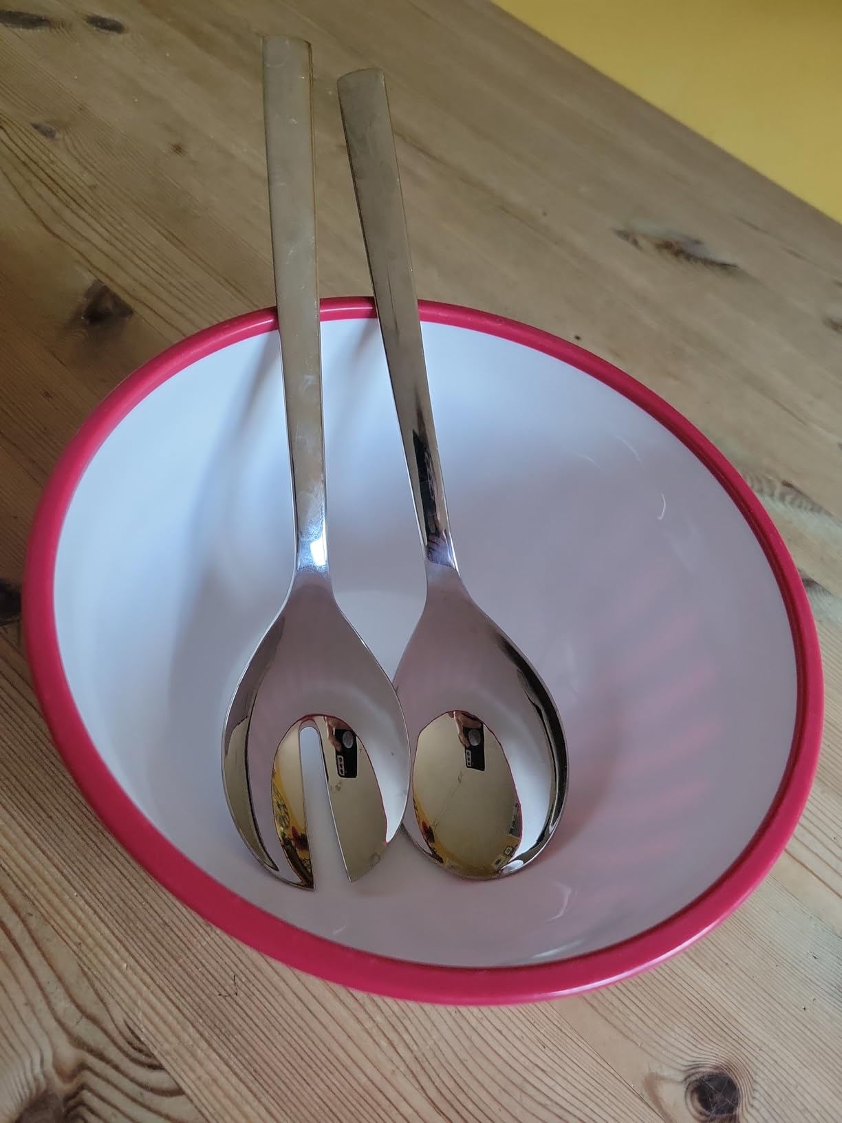 Gabel prickelt Salatblätter