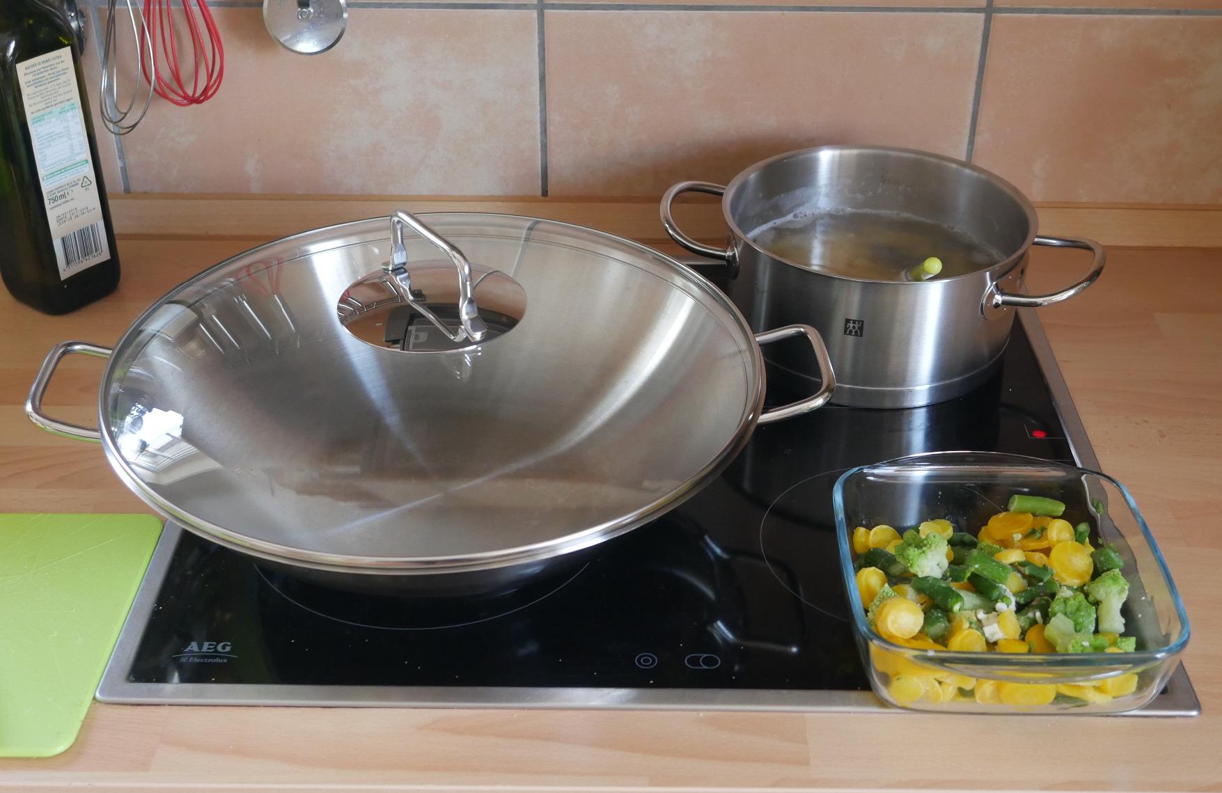 Gutes Wok-Set mit kleinen Abstrichen
