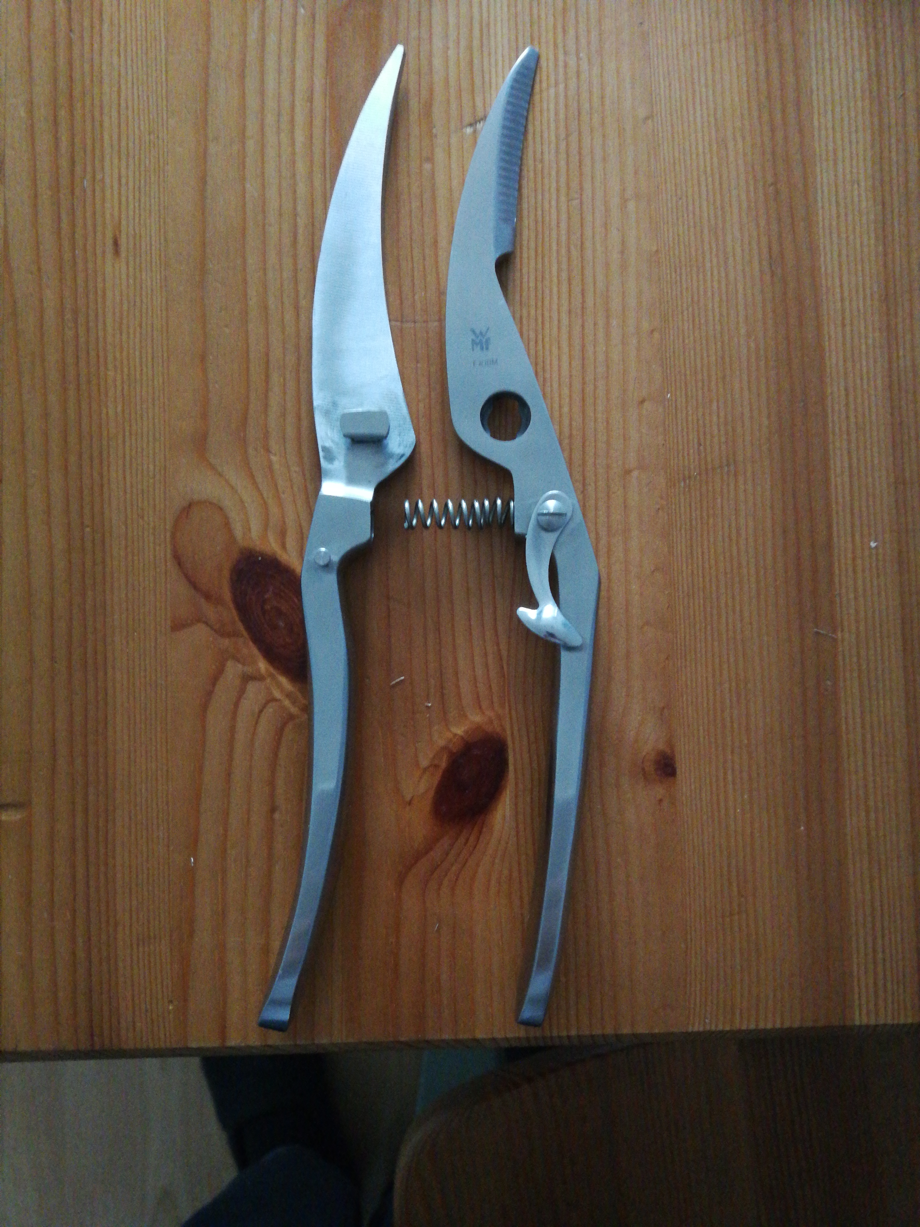 Gute Schere mit kleinem Mangel
